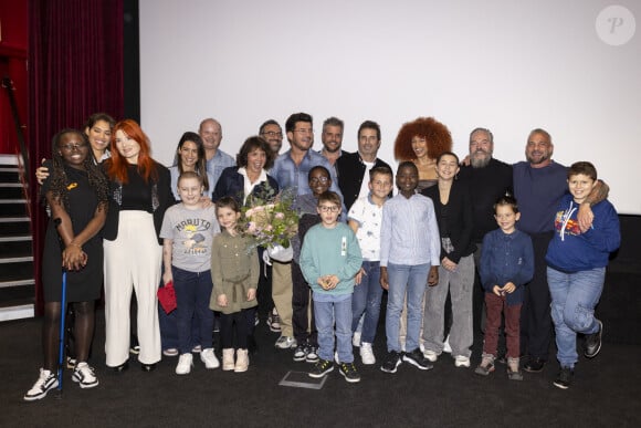 Exclusif - Laurie Cholewa, Adeline Toniutti, Hélène Mannarino, Stéphanie Fugain, Vincent Niclo, Pierre Noguéras, Richard Orlinski, Alicia Aylies, Jean-Baptiste Seckler, Philippe Bas, et les acteurs et enfants malades du clip. - Lancement du clip de l'Association Laurette Fugain au cinéma Mac Mahon à Paris, FRance, le 15 octobre 2024. Film "Je garde le sourire" réalisé par P.Noguéras. © Manuelle Toussaint via Bestimage