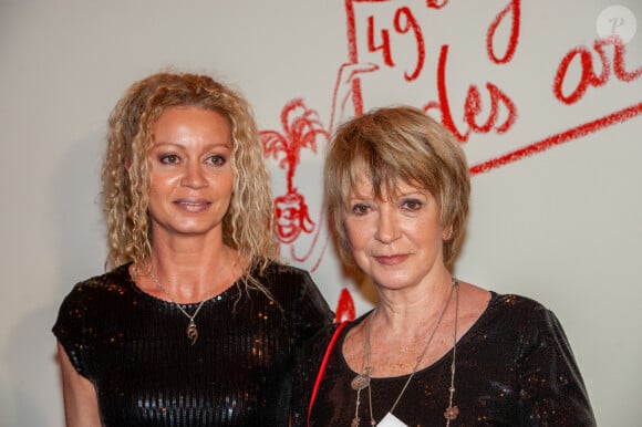 La chanteuse et compositrice Alice Dona et sa fille la coach artistique Raphaëlle Ricci lors du photocall de la 49 éme édition du gala des artistes au cirque d'hiver Bouglione. © Patrick Carpentier / Bestimage