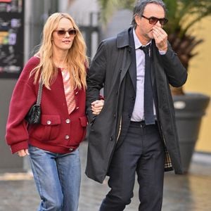 Les amoureux ont été aperçus bras dessus, bras dessous
 
Vanessa Paradis et Samuel Benchetrit arrivent à la Masterclass durant le Festival Lumière à Lyon, le 13 octobre 2024. Photo de Julien Reynaud/APS-Medias/ABACAPRESS.COM