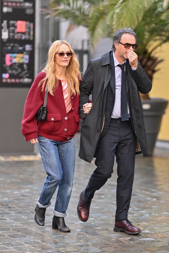 Les amoureux ont été aperçus bras dessus, bras dessous
 
Vanessa Paradis et Samuel Benchetrit arrivent à la Masterclass durant le Festival Lumière à Lyon, le 13 octobre 2024. Photo de Julien Reynaud/APS-Medias/ABACAPRESS.COM