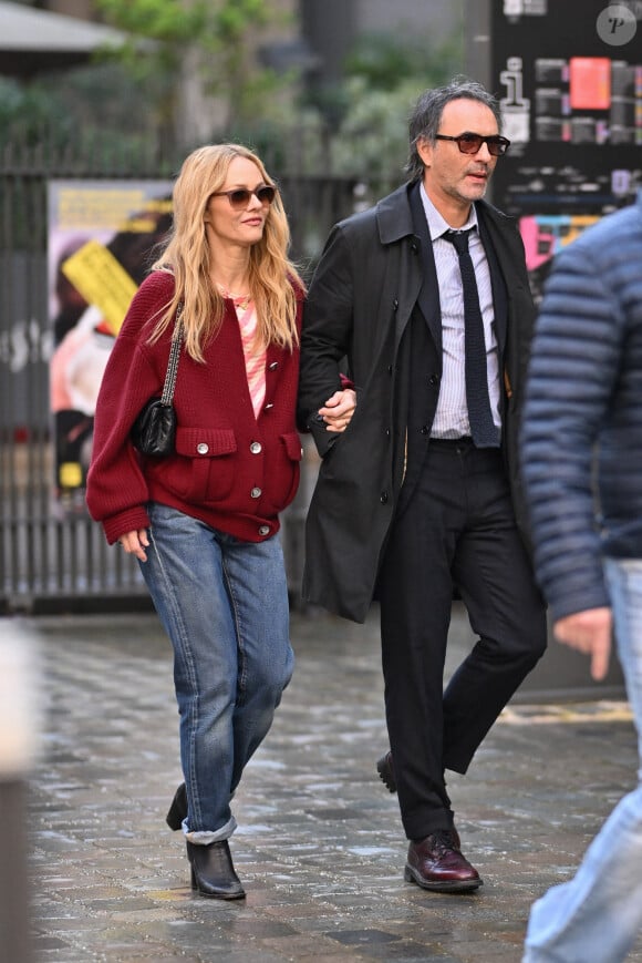 Un beau moment qui montre tout l'amour et la complicité qui existe entre Vanessa Paradis et Samuel Benchetrit
 
Vanessa Paradis et Samuel Benchetrit arrivent à la Masterclass durant le Festival Lumière à Lyon, le 13 octobre 2024. Photo de Julien Reynaud/APS-Medias/ABACAPRESS.COM