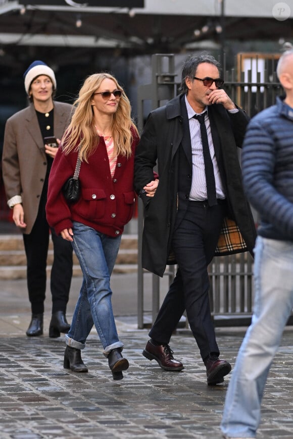 L'actrice a été aperçu avec Samuel Benchetrit dans les rues de Lyon
 
Vanessa Paradis et Samuel Benchetrit arrivent à la Masterclass durant le Festival Lumière à Lyon, le 13 octobre 2024. Photo de Julien Reynaud/APS-Medias/ABACAPRESS.COM