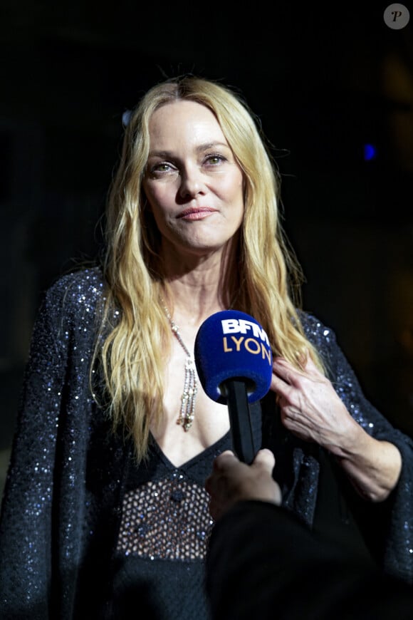 Vanessa Paradis lors de la cérémonie d'ouverture de la 15ème édition du festival Lumière à la Halle Tony Garnier de Lyon le 12 octobre 2024. © Sandrine Thesillat / Panoramic / Bestimage