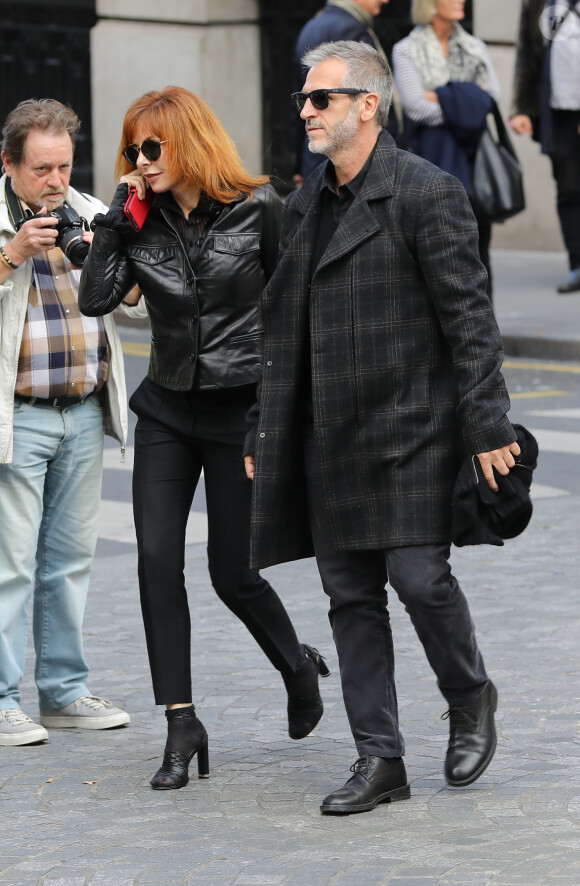 Mylène Farmer et son compagnon Benoît Di Sabatino lors des obsèques de Jean Rochefort en l'église Saint-Thomas d'Aquin à Paris, le 13 octobre 2017.