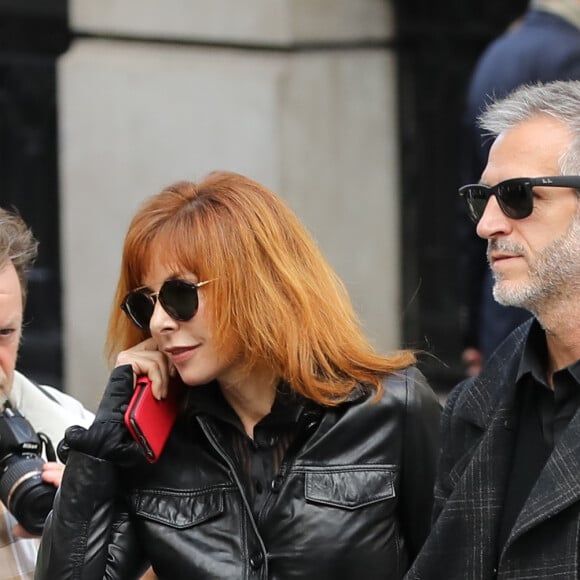 Mylène Farmer et son compagnon Benoît Di Sabatino lors des obsèques de Jean Rochefort en l'église Saint-Thomas d'Aquin à Paris, le 13 octobre 2017.