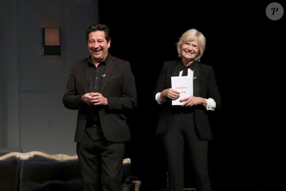 Exclusif - Catherine Ceylac accueille Laurent Gerra et commence à lui poser ses questions lors du spectacle "Conversation intime de Laurent Gerra" sur la scène du théâtre Antoine à Paris. Le 27 novembre 2023 © Bertrand Rindoff / Bestimage 