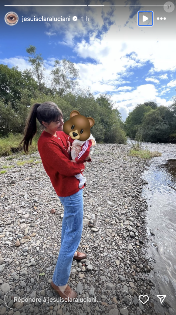 Il a d'ailleurs tout récemment fêté son 1er anniversaire
Clara Luciani photographiée en Ecosse avec son fils lors de leurs vacances en famille.