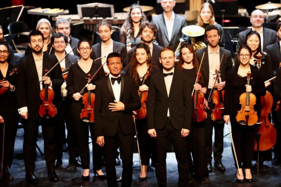 Le compositeur et pianiste de renommée internationale Omar Harfouch a joué en première mondiale sa nouvelle création "Concerto pour la paix" avec l'Orchestre Méditerranéen de Béziers, composé de 43 musiciens et du chef d'orchestre Mathieu Bonin, accompagné au violon par la célèbre violoniste Anne Gravoin. Les spectateurs du théâtre municipal de Béziers, un des plus vieux théâtre à l'italienne en France, ont applaudi Omar Harfouch en standing ovation après le concert. © Daniel Topic via Bestimage 