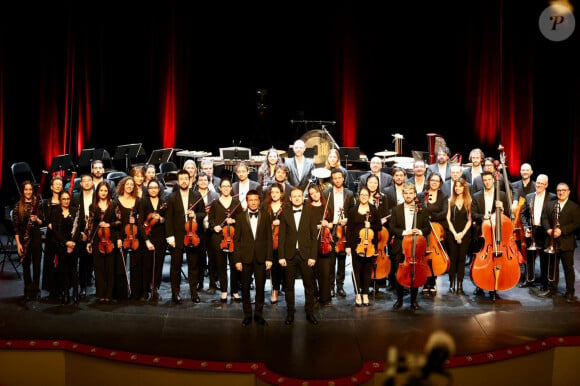 Le compositeur et pianiste de renommée internationale Omar Harfouch a joué en première mondiale sa nouvelle création "Concerto pour la paix" avec l'Orchestre Méditerranéen de Béziers, composé de 43 musiciens et du chef d'orchestre Mathieu Bonin, accompagné au violon par la célèbre violoniste Anne Gravoin. Les spectateurs du théâtre municipal de Béziers, un des plus vieux théâtre à l'italienne en France, ont applaudi Omar Harfouch en standing ovation après le concert. © Daniel Topic via Bestimage