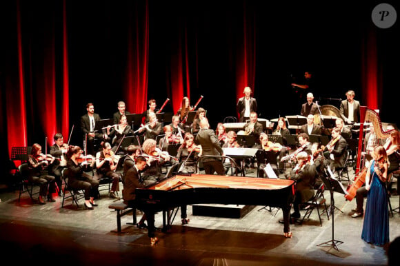 Le compositeur et pianiste de renommée internationale Omar Harfouch a joué en première mondiale sa nouvelle création "Concerto pour la paix" avec l'Orchestre Méditerranéen de Béziers, composé de 43 musiciens et du chef d'orchestre Mathieu Bonin, accompagné au violon par la célèbre violoniste Anne Gravoin © Daniel Topic via Bestimage