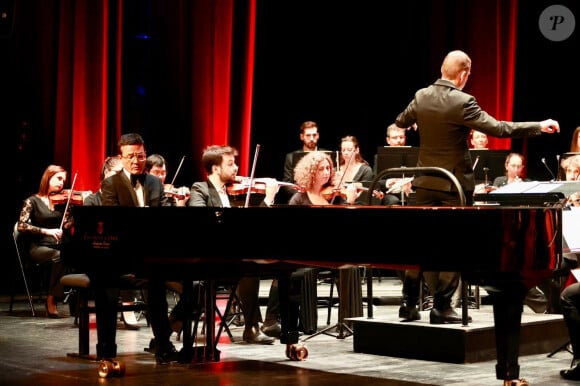 Le compositeur et pianiste de renommée internationale Omar Harfouch a joué en première mondiale sa nouvelle création "Concerto pour la paix" avec l'Orchestre Méditerranéen de Béziers, composé de 43 musiciens et du chef d'orchestre Mathieu Bonin, accompagné au violon par la célèbre violoniste Anne Gravoin. © Daniel Topic via Bestimage