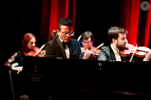 Le compositeur et pianiste de renommée internationale Omar Harfouch a joué en première mondiale sa nouvelle création "Concerto pour la paix" avec l'Orchestre Méditerranéen de Béziers, composé de 43 musiciens et du chef d'orchestre Mathieu Bonin, accompagné au violon par la célèbre violoniste Anne Gravoin. © Daniel Topic via Bestimage 