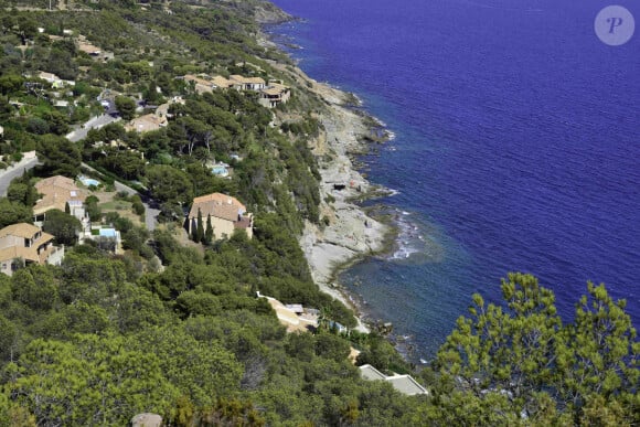 Sa maison familiale est située à Carqueiranne, entre terre et mer...
Carqueiranne (83) : plage naturiste du Bau Rouge - Photo by Gouhoury/ANDBZ/ABACAPRESS.COM