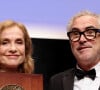 Isabelle Huppert s'est vue remettre le prestigieux Prix Lumière par le réalisateur mexicain Alfonso Cuarón...
Isabelle Huppert et Alfonso Cuaron pendant la cérémonie de remise du prix lumière à I.Huppert lors de la 16ème édition du Festival Lumière à l'Amphithéâtre - Centre de Congrès à Lyon, France, le 18 octobre 2024. © Dominique Jacovides/Bestimage 