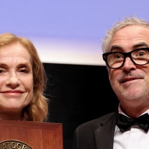 Isabelle Huppert s'est vue remettre le prestigieux Prix Lumière par le réalisateur mexicain Alfonso Cuarón...
Isabelle Huppert et Alfonso Cuaron pendant la cérémonie de remise du prix lumière à I.Huppert lors de la 16ème édition du Festival Lumière à l'Amphithéâtre - Centre de Congrès à Lyon, France, le 18 octobre 2024. © Dominique Jacovides/Bestimage 