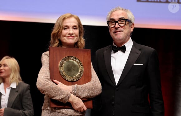 Isabelle Huppert s'est vue remettre le prestigieux Prix Lumière par le réalisateur mexicain Alfonso Cuarón...
Isabelle Huppert et Alfonso Cuaron pendant la cérémonie de remise du prix lumière à I.Huppert lors de la 16ème édition du Festival Lumière à l'Amphithéâtre - Centre de Congrès à Lyon, France, le 18 octobre 2024. © Dominique Jacovides/Bestimage 