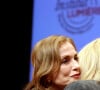 Une véritable icône avec encore de nombreux projets à venir, notamment dans le film La femme la plus riche du monde, où elle incarnera Liliane Bettencourt...
Isabelle Huppert et Emmanuelle Beart pendant la cérémonie de remise du prix lumière à I.Huppert lors de la 16ème édition du Festival Lumière à l'Amphithéâtre - Centre de Congrès à Lyon, France, le 18 octobre 2024. © Dominique Jacovides/Bestimage 