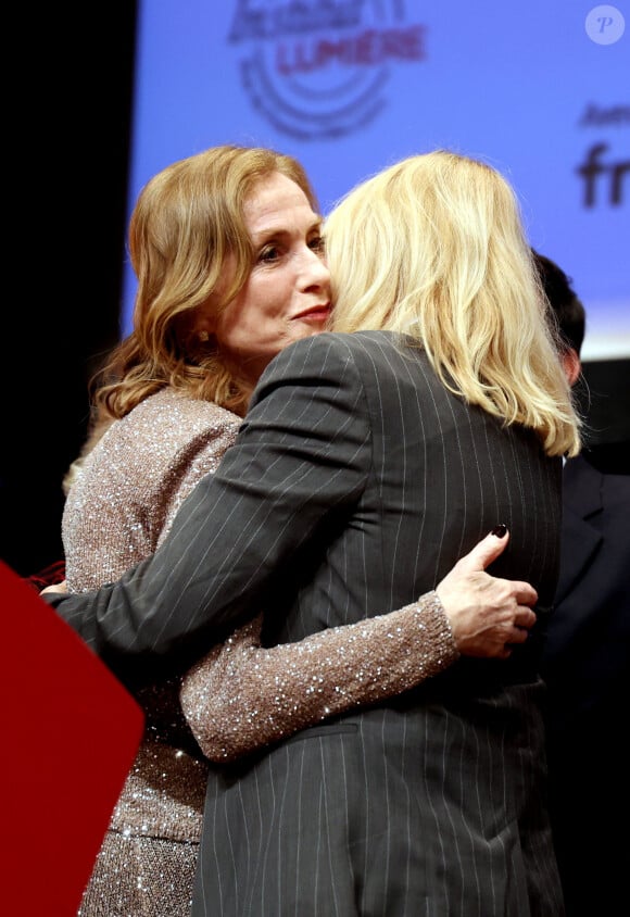 Une véritable icône avec encore de nombreux projets à venir, notamment dans le film La femme la plus riche du monde, où elle incarnera Liliane Bettencourt...
Isabelle Huppert et Emmanuelle Beart pendant la cérémonie de remise du prix lumière à I.Huppert lors de la 16ème édition du Festival Lumière à l'Amphithéâtre - Centre de Congrès à Lyon, France, le 18 octobre 2024. © Dominique Jacovides/Bestimage 