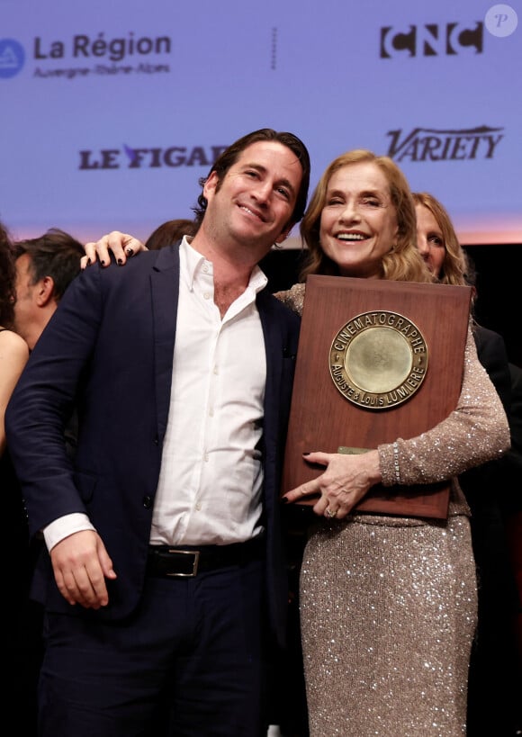 Lors de la soirée, une séquence a particulièrement retenu l'attention : l'actrice s'est levée pour danser et chanter sur Nuit de folie, un tube des années 80.
Isabelle Huppert avec son fils Lorenzo Chammah pendant la cérémonie de remise du prix lumière à I.Huppert lors de la 16ème édition du Festival Lumière à l'Amphithéâtre - Centre de Congrès à Lyon, France, le 18 octobre 2024. © Dominique Jacovides/Bestimage 