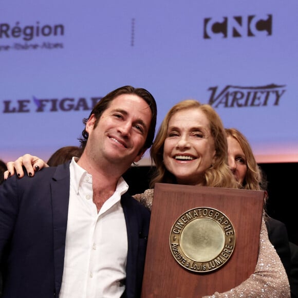 Lors de la soirée, une séquence a particulièrement retenu l'attention : l'actrice s'est levée pour danser et chanter sur Nuit de folie, un tube des années 80.
Isabelle Huppert avec son fils Lorenzo Chammah pendant la cérémonie de remise du prix lumière à I.Huppert lors de la 16ème édition du Festival Lumière à l'Amphithéâtre - Centre de Congrès à Lyon, France, le 18 octobre 2024. © Dominique Jacovides/Bestimage 