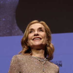 Isabelle Huppert pendant la cérémonie de remise du prix lumière à I.Huppert lors de la 16ème édition du Festival Lumière à l'Amphithéâtre - Centre de Congrès à Lyon, France, le 18 octobre 2024. © Dominique Jacovides/Bestimage 