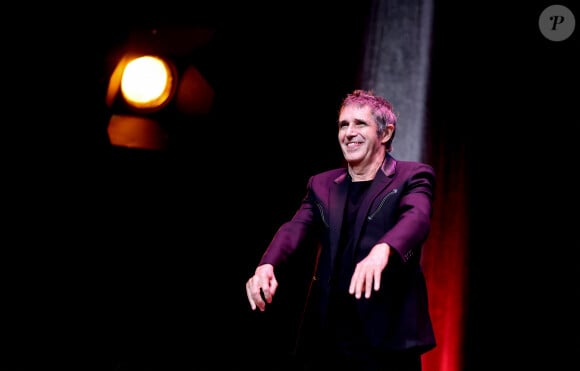 Julien Clerc pendant la cérémonie de remise du prix lumière à I.Huppert lors de la 16ème édition du Festival Lumière à l'Amphithéâtre - Centre de Congrès à Lyon, France, le 18 octobre 2024. © Dominique Jacovides/Bestimage 