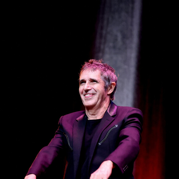 Julien Clerc pendant la cérémonie de remise du prix lumière à I.Huppert lors de la 16ème édition du Festival Lumière à l'Amphithéâtre - Centre de Congrès à Lyon, France, le 18 octobre 2024. © Dominique Jacovides/Bestimage 