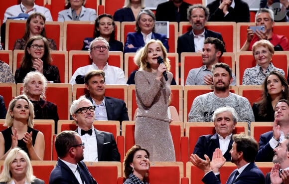 L'actrice était accompagnée de ses fills Lorenzo et Angelo mais également de son mari Ronald Chammah...
Isabelle Huppert avec son compagnon Ronald Chammah et ses fils Lorenzo Chammah et Angelo Chammah pendant la cérémonie de remise du prix lumière à I.Huppert lors de la 16ème édition du Festival Lumière à l'Amphithéâtre - Centre de Congrès à Lyon, France, le 18 octobre 2024. © Dominique Jacovides/Bestimage 