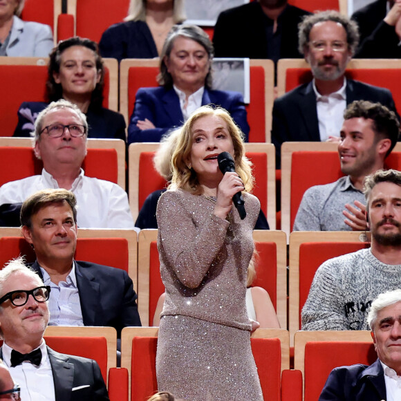 L'actrice était accompagnée de ses fills Lorenzo et Angelo mais également de son mari Ronald Chammah...
Isabelle Huppert avec son compagnon Ronald Chammah et ses fils Lorenzo Chammah et Angelo Chammah pendant la cérémonie de remise du prix lumière à I.Huppert lors de la 16ème édition du Festival Lumière à l'Amphithéâtre - Centre de Congrès à Lyon, France, le 18 octobre 2024. © Dominique Jacovides/Bestimage 