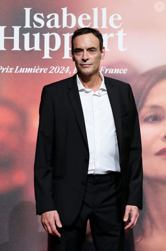 Anthony Delon au photocall de la cérémonie de remise du prix lumière de la 16ème édition du Festival Lumière à l'Amphithéâtre - Centre de Congrès à Lyon, France, le 18 octobre 2024. © Dominique Jacovides/Bestimage 