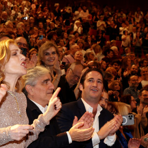 Isabelle Huppert avec son compagnon Ronald Chammah et ses fils Lorenzo Chammah et Angelo Chammah pendant la cérémonie de remise du prix lumière à I.Huppert lors de la 16ème édition du Festival Lumière à l'Amphithéâtre - Centre de Congrès à Lyon, France, le 18 octobre 2024. © Dominique Jacovides/Bestimage 