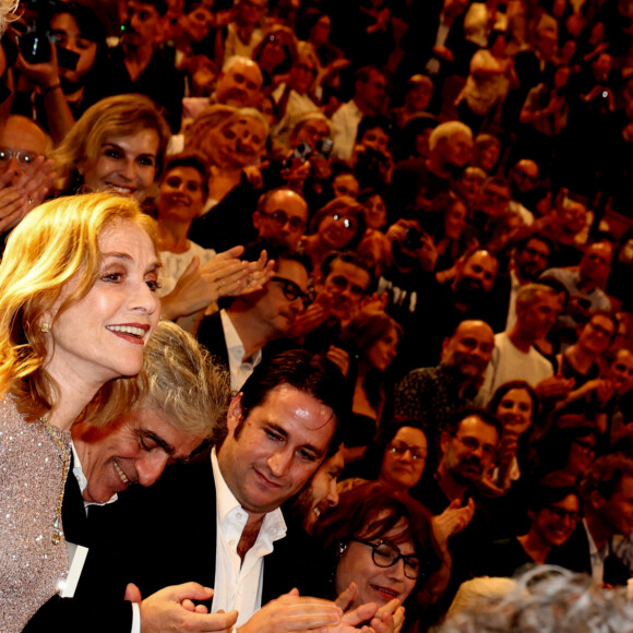 Isabelle Huppert avec son compagnon Ronald Chammah et ses fils Lorenzo Chammah et Angelo Chammah pendant la cérémonie de remise du prix lumière à I.Huppert lors de la 16ème édition du Festival Lumière à l'Amphithéâtre - Centre de Congrès à Lyon, France, le 18 octobre 2024. © Dominique Jacovides/Bestimage 