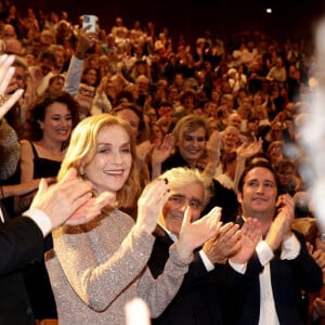 Isabelle Huppert avec son compagnon Ronald Chammah et ses fils Lorenzo Chammah et Angelo Chammah pendant la cérémonie de remise du prix lumière à I.Huppert lors de la 16ème édition du Festival Lumière à l'Amphithéâtre - Centre de Congrès à Lyon, France, le 18 octobre 2024. © Dominique Jacovides/Bestimage 