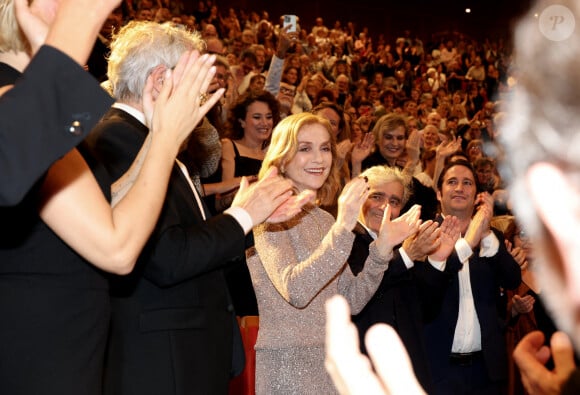 Isabelle Huppert avec son compagnon Ronald Chammah et ses fils Lorenzo Chammah et Angelo Chammah pendant la cérémonie de remise du prix lumière à I.Huppert lors de la 16ème édition du Festival Lumière à l'Amphithéâtre - Centre de Congrès à Lyon, France, le 18 octobre 2024. © Dominique Jacovides/Bestimage 