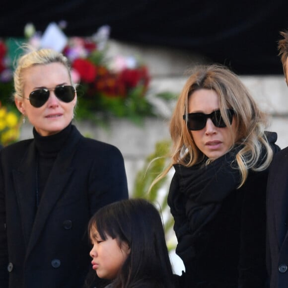 Laeticia Hallyday, Joy et Jade, Laura Smet et David Hallyday lors de la cérémonie funéraire organisée en mémoire de Johnny Hallyday à Paris.Le convoi funéraire est parti de l'Arc de Triomphe puis a descendu les Champs Elysées jusqu'à la place de la Concorde avant de se rendre à l'église de la Madeleine pour un office religieux. Le président de la République et son épouse ont participé à l'office religieux. Les musiciens de Johnny Hallyday ont accompagné le convoi funéraire lors de la procession.Photo par Christian Liewig Abacapress.com