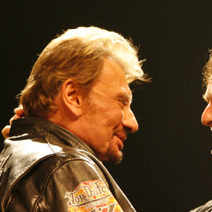 David Hallyday et son père Johnny Hallyday sur la scène de la Cigale à Paris le 17 mars 2008. La plus grande star française du rock, Johnny Hallyday, est décédée des suites d'un cancer du poumon, a annoncé son épouse. Il avait 74 ans. Le chanteur - de son vrai nom Jean-Philippe Smet - a vendu environ 100 millions de disques et joué dans de nombreux films. Photo par Marco Vitchi/ABACAPRESS.COM