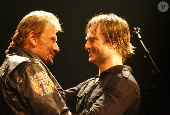 David Hallyday et son père Johnny Hallyday sur la scène de la Cigale à Paris le 17 mars 2008. La plus grande star française du rock, Johnny Hallyday, est décédée des suites d'un cancer du poumon, a annoncé son épouse. Il avait 74 ans. Le chanteur - de son vrai nom Jean-Philippe Smet - a vendu environ 100 millions de disques et joué dans de nombreux films. Photo par Marco Vitchi/ABACAPRESS.COM