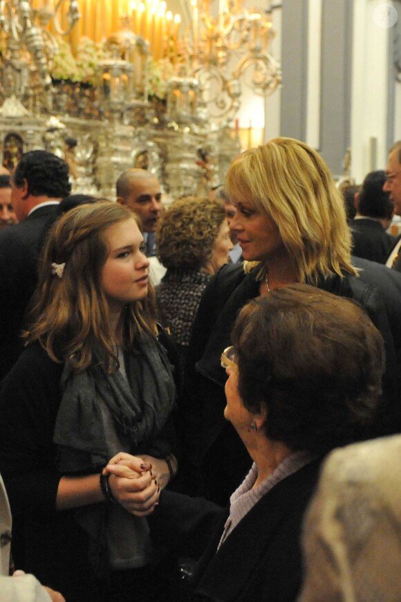 Melanie Griffith entourée de sa fille Stella Banderas et de sa belle-mère Anna Banderas, à l'occasion de l'illumination et des festivités de Malaga, dans le sud de l'Espagne, le 27 mars 2010.