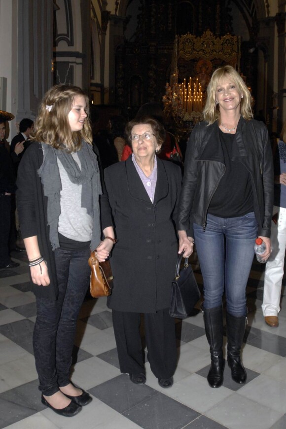 Melanie Griffith aux côtés de sa belle-mère Anna Banderas et de sa fille Stella Banderas, à l'occasion de l'illumination et des festivités de Malaga, dans le sud de l'Espagne, le 27 mars 2010.