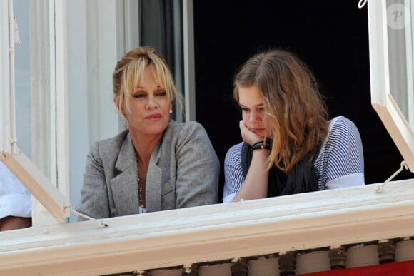 Melanie Griffith et sa fille Stella Banderas au balcon à l'occasion des festivités de la "Passion Week" de Malaga, en Andalousie, au sud de l'Espagne, le 28 mars 2010.