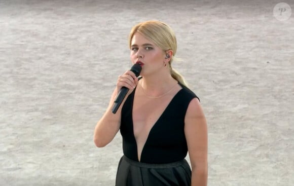 La chanteuse partira bientôt réaliser la tournée des Zéniths de France
Zaho de Sagazan - Jardin Tuileries devant la vasque - Cérémonie de Clôture des Jeux Olympiques de Paris (JO 2024) le 11 août 2024. © Capture TV France 2 via Bestimage 