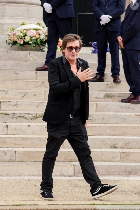 Thomas Dutronc, la main sur le coeur en guise de remerciement envers la foule d'admirateurs venue nombreuse pour rendre un dernier hommage à sa mère - Sortie des obsèques de l'auteure-compositrice-interprète et actrice française Françoise Hardy au crématorium du cimetière du Père-Lachaise à Paris, France, le 20 juin 2024. © Jacovides-Moreau/Bestimage 