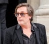 Il y a plus de 4 mois, Thomas Dutronc disait adieu à sa mère Françoise Hardy
Thomas Dutronc, la main sur le coeur en guise de remerciement envers la foule d'admirateurs venue nombreuse pour rendre un dernier hommage à sa mère - Sortie des obsèques de l'auteure-compositrice-interprète et actrice française Françoise Hardy au crématorium du cimetière du Père-Lachaise à Paris, France. © Jacovides-Moreau/Bestimage 