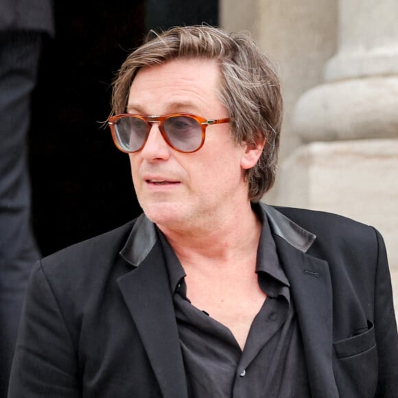 Il y a plus de 4 mois, Thomas Dutronc disait adieu à sa mère Françoise Hardy
Thomas Dutronc, la main sur le coeur en guise de remerciement envers la foule d'admirateurs venue nombreuse pour rendre un dernier hommage à sa mère - Sortie des obsèques de l'auteure-compositrice-interprète et actrice française Françoise Hardy au crématorium du cimetière du Père-Lachaise à Paris, France. © Jacovides-Moreau/Bestimage 