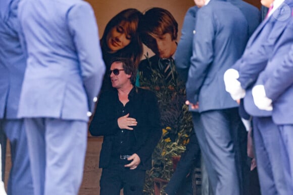 Thomas Dutronc - Sortie des obsèques de l'auteure-compositrice-interprète et actrice française Françoise Hardy au crématorium du cimetière du Père-Lachaise à Paris, France, le 20 juin 2024. © Jacovides-Moreau/Bestimage 