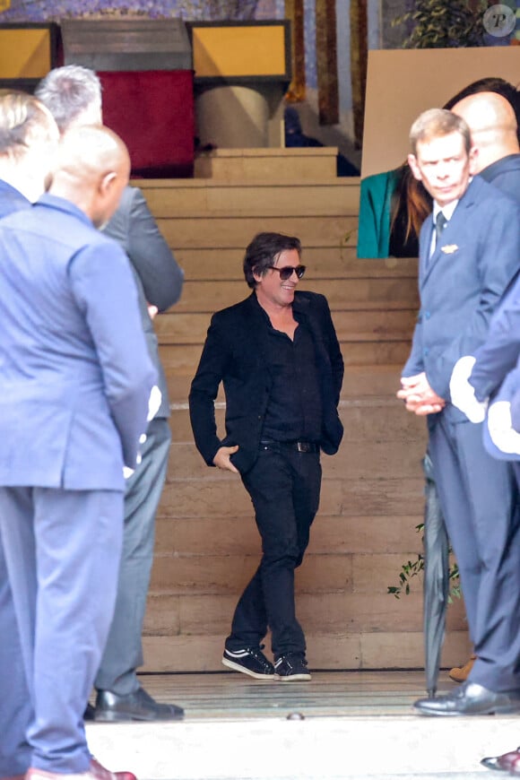 Thomas Dutronc - Sortie des obsèques de l'auteure-compositrice-interprète et actrice française Françoise Hardy au crématorium du cimetière du Père-Lachaise à Paris, France, le 20 juin 2024. © Jacovides-Moreau/Bestimage 