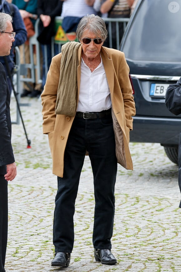 Jacques Dutronc et son fils Thomas Dutronc - Arrivées aux obsèques de l'auteure-compositrice-interprète et actrice française Françoise Hardy au crématorium du cimetière du Père-Lachaise à Paris, France, le 20 juin 2024. © Jacovides-Moreau/Bestimage 