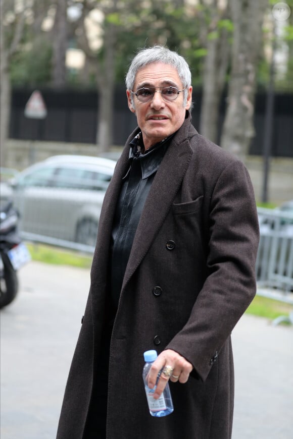 Gérard Lanvin arrive à l'enregistrement de l'émission Vivement Dimanche à Paris le 16 mars 2020 pendant l'épidémie de Coronavirus (COVID-19).