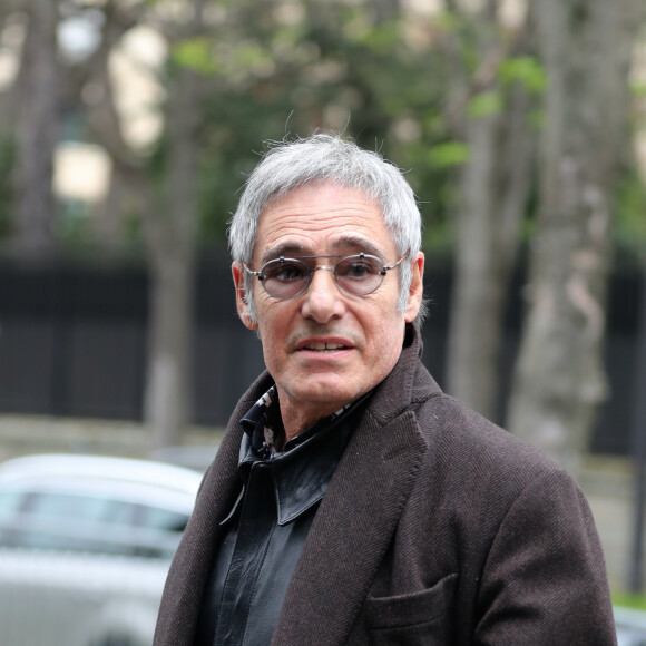 Gérard Lanvin arrive à l'enregistrement de l'émission Vivement Dimanche à Paris le 16 mars 2020 pendant l'épidémie de Coronavirus (COVID-19).