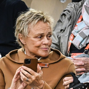 Muriel Robin et sa femme Anne Le Nen en tribune lors des internationaux de France Roland Garros à Paris, France, le 25 mai 2022. © Matthieu Mirville/Zuma Press/Bestimage